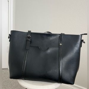 Black shoulder bag.